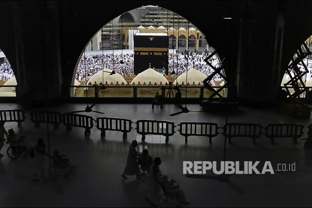 Suasana Masjidil Haram. Pemerintah Arab Saudi menghentikan jamaah umrah memasuki wilayah negaranya untuk menghindari penyebaran virus covid-19 (Foto: Amr Nabil/AP)


