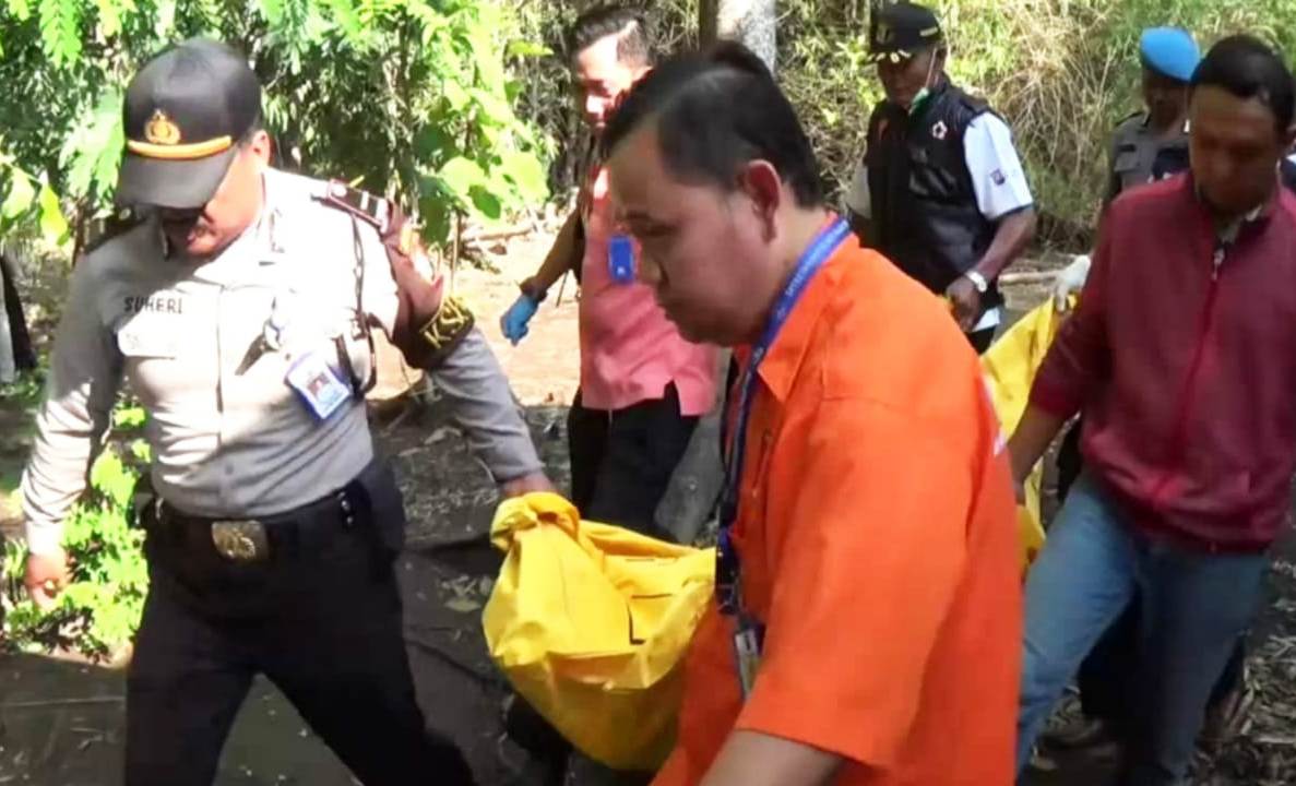 Proses evakuasi jasad Mbah Sukimin