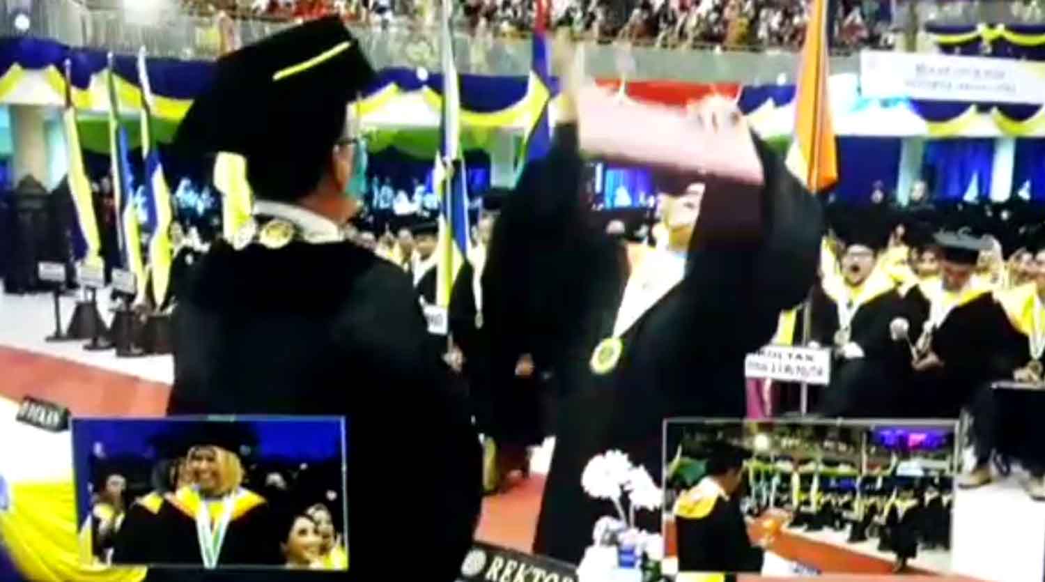 Suko Widodo menangkap topi yang dilempar oleh Rektor Unair Prof Moh Nasih.