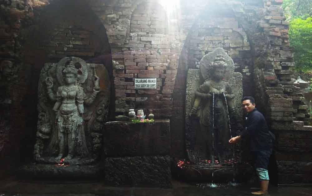 Candi Belahan atau biasa disebut pemandian Sumber Tetek di Pasuruan