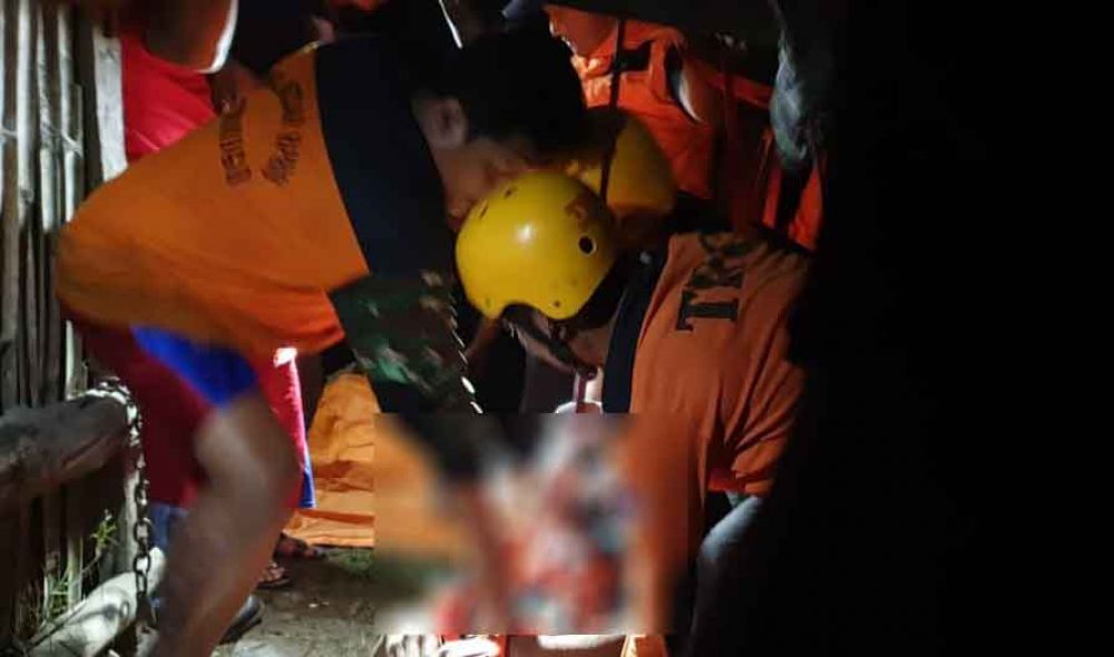 Evakuasi korban dari dasar sumur