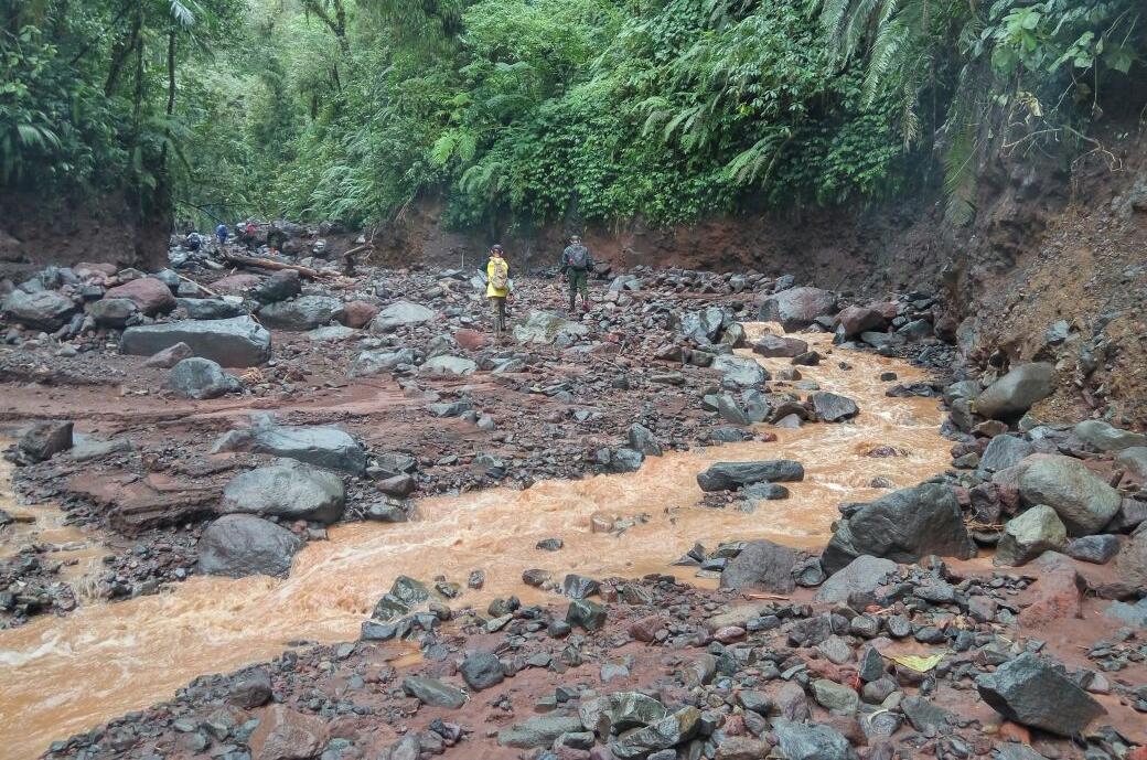 Ini Fakta Keanehan Sungai di Lereng Raung yang Alirkan Batu dan Lumpur