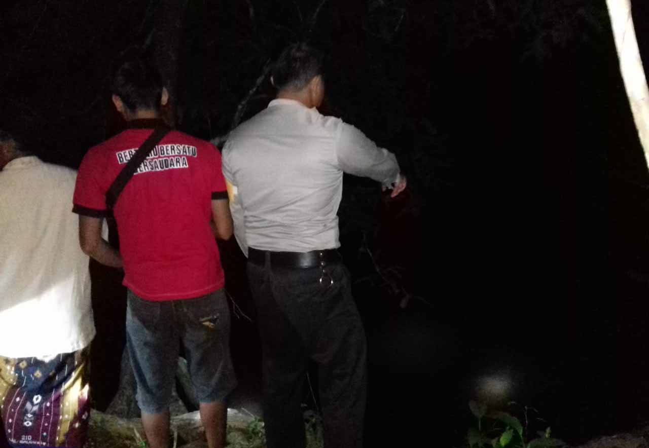 Polisi dan warga saat melakukan evakuasi korban tenggelam di sungai