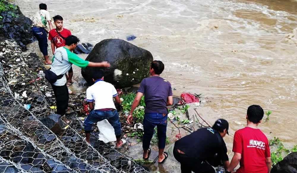 Aksi bersih-bersih Sungai Welang