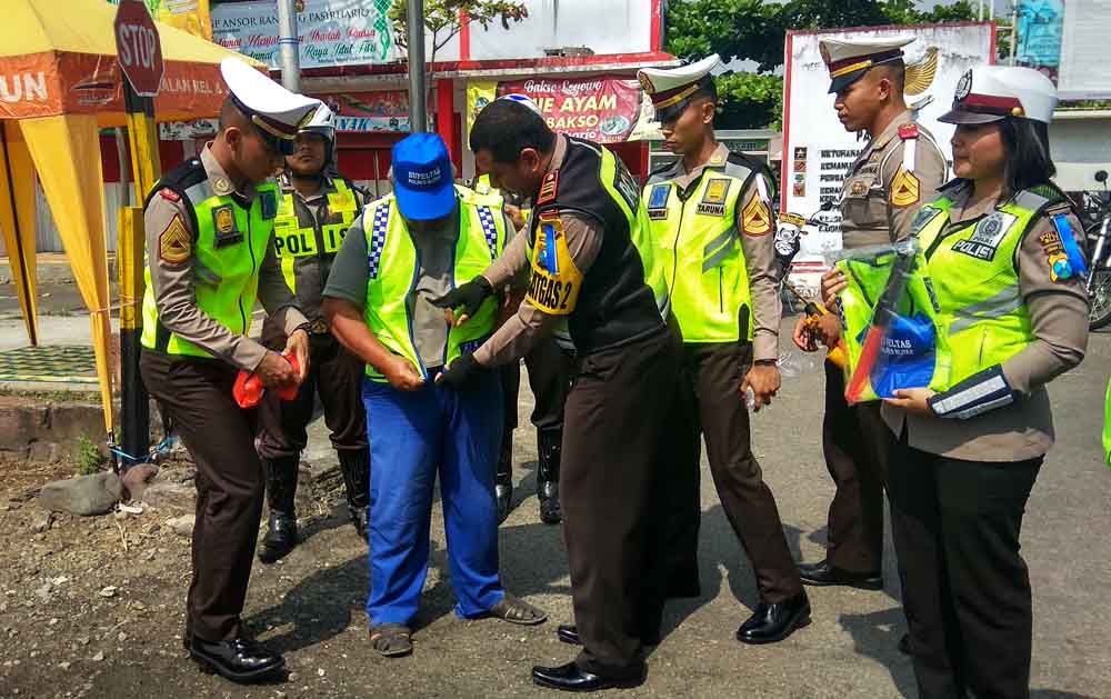 Pemberian sarana pendukung Supeltas penjaga palang pintu di Blitar
