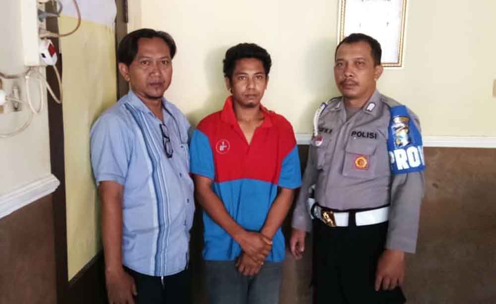 Tersangka saat berada di Mapolsek Sukomanunggal