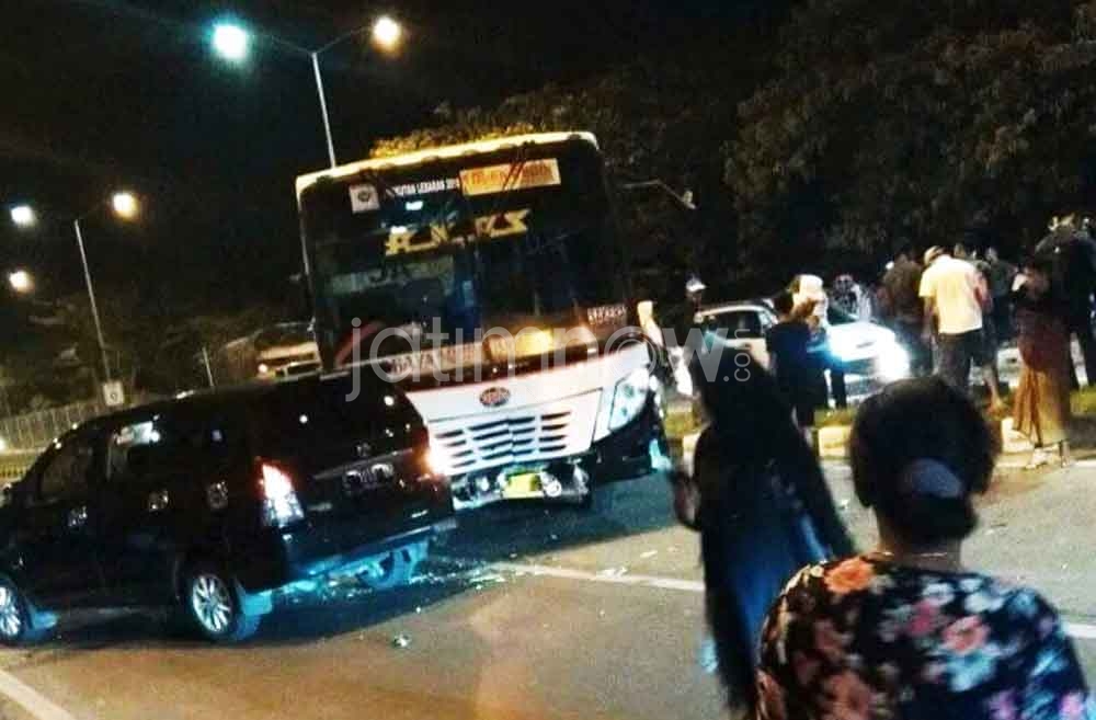 Sisa kecelakaan bus menabrak dua mobil pribadi di Jembatan Suramadu