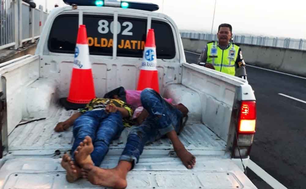 Petugas mengevakuasi dua pemuda yang ditemukan terkapar di Jembatan Suramadu