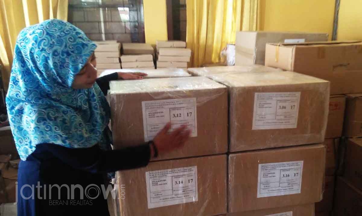 Petugas KPU Kabupaten Blitar tengah memeriksa logistik Pilgub Jatim