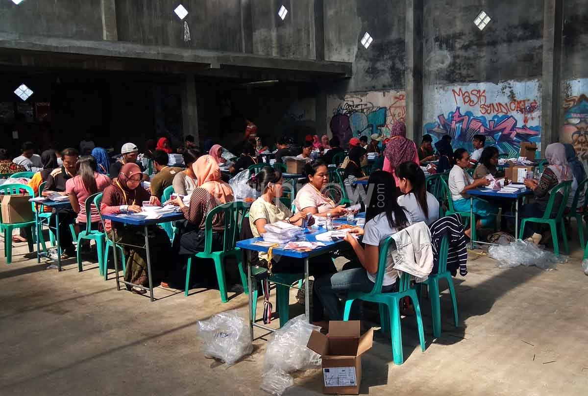 Proses sortir dan pelipatan kertas di KPU Blitar