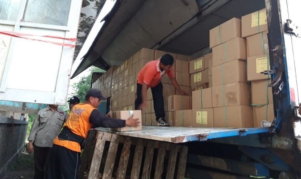 Petugas KPU Ponorogo menerima kedatangan surat suara