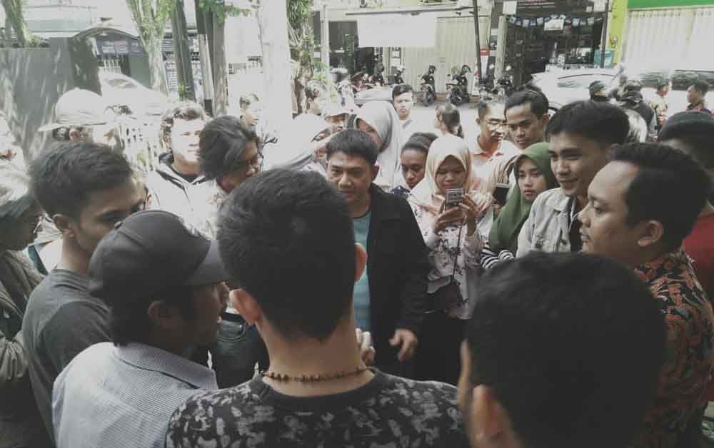 Sejumlah pemilih mengadukan kekurangan surat suara di Kelurahan Sumbersari Malang 