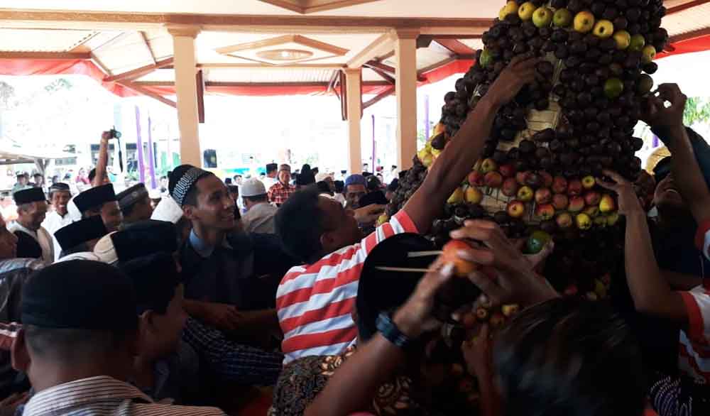 Kirab 1 Suro, Warga di Probolinggo Berebut Gunungan dan Uang Koin