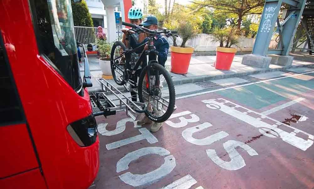 Keren, Suroboyo Bus Dilengkapi Alat untuk Mengangkut Sepeda Angin
