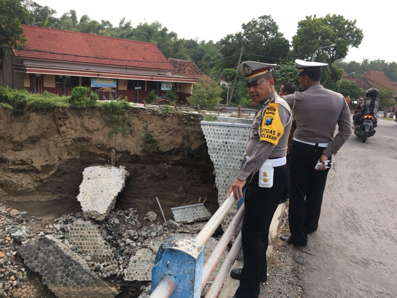 Polisi saat survei beberapa jembatan di Ponorogo.