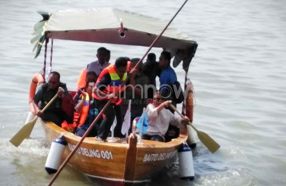 Menteri Susi saat menjajal kapal bambu buatan Mahasiswa ITS di Pantai Kenjeran Surabaya