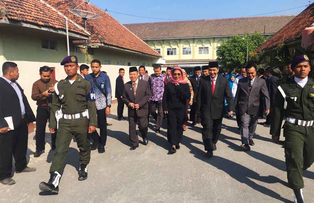 Menteri Kelautan dan Perikanan Susi saat mengunjungi Pondok Modern Gontor