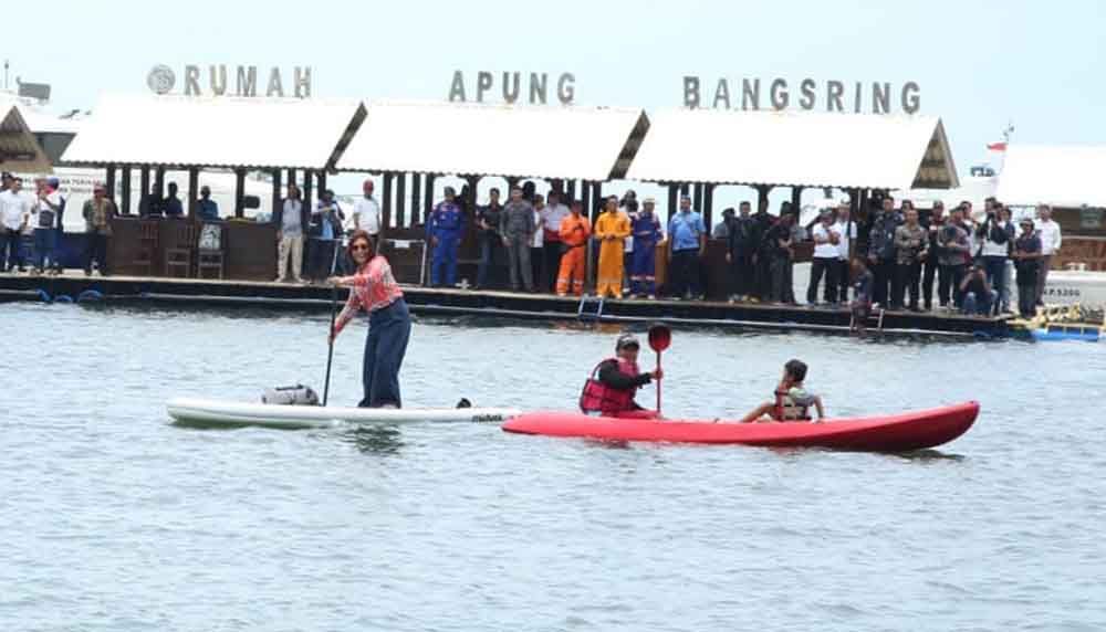 Menteri Susi mencoba Paddling di Pantai Bangsring Banyuwangi
