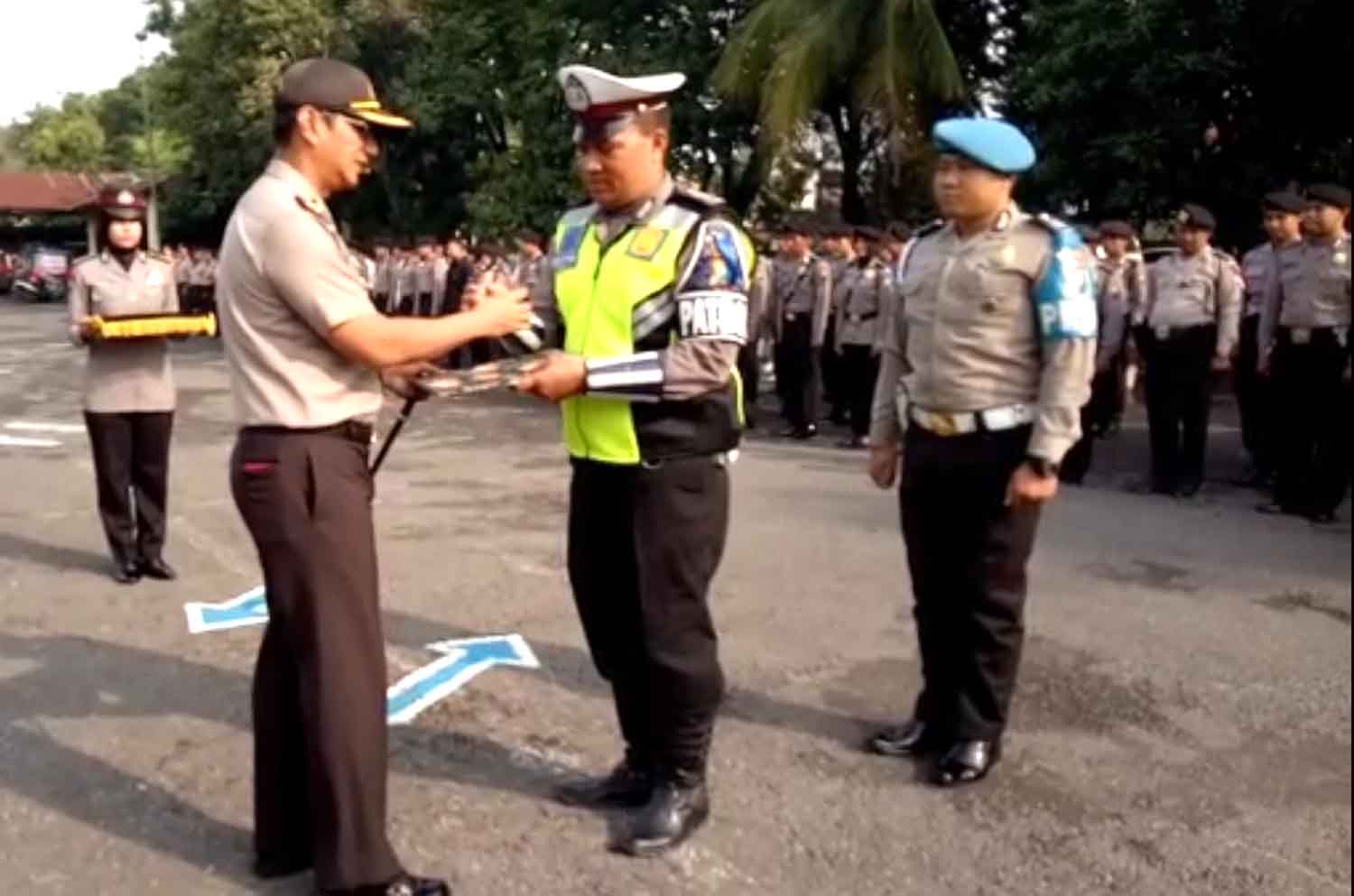 Upacara pemberian penghargaan Bripka Suwaji oleh Kapolres Pasuruan Kota AKBP Rizal Martomo