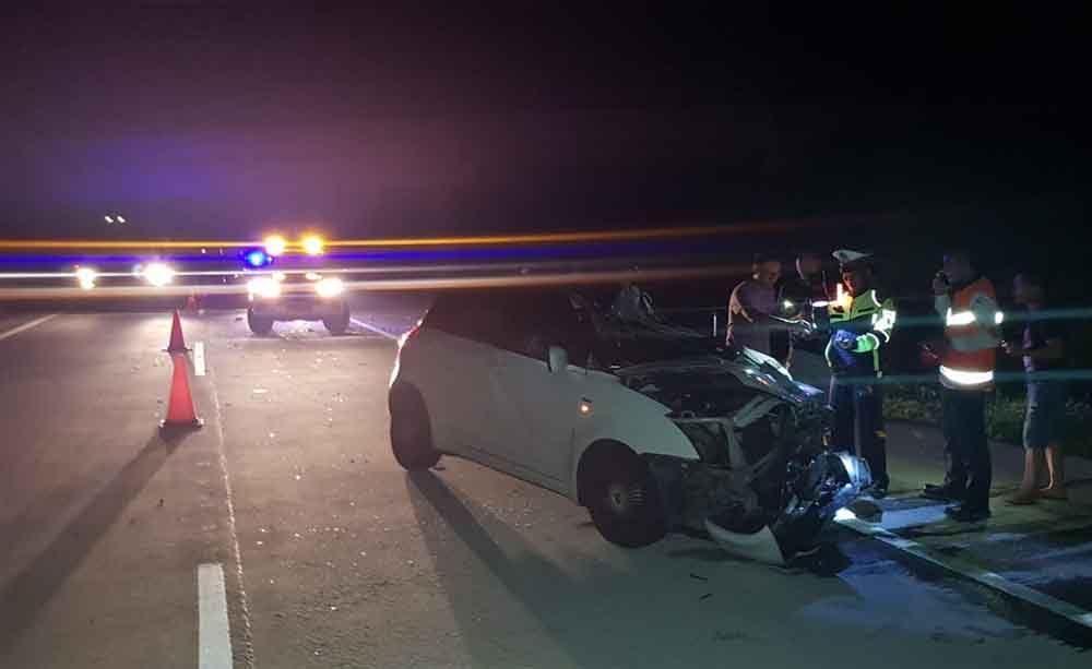 Kondisi mobil Suzuki Swift yang hancur di Tol Ngawi-Sragen