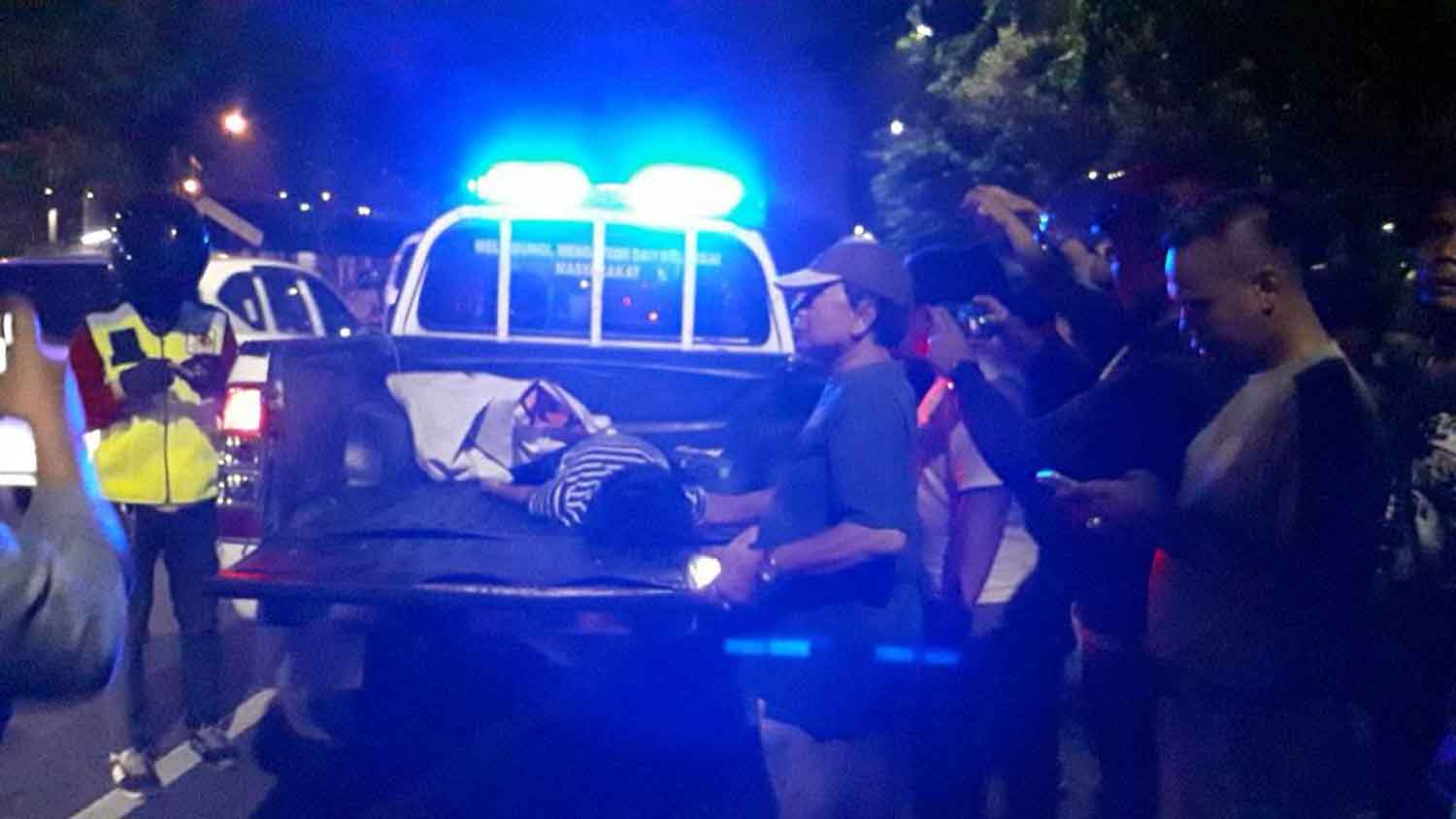 korban hendak dievakuasi menuju RSUD dr Soetomo Surabaya.