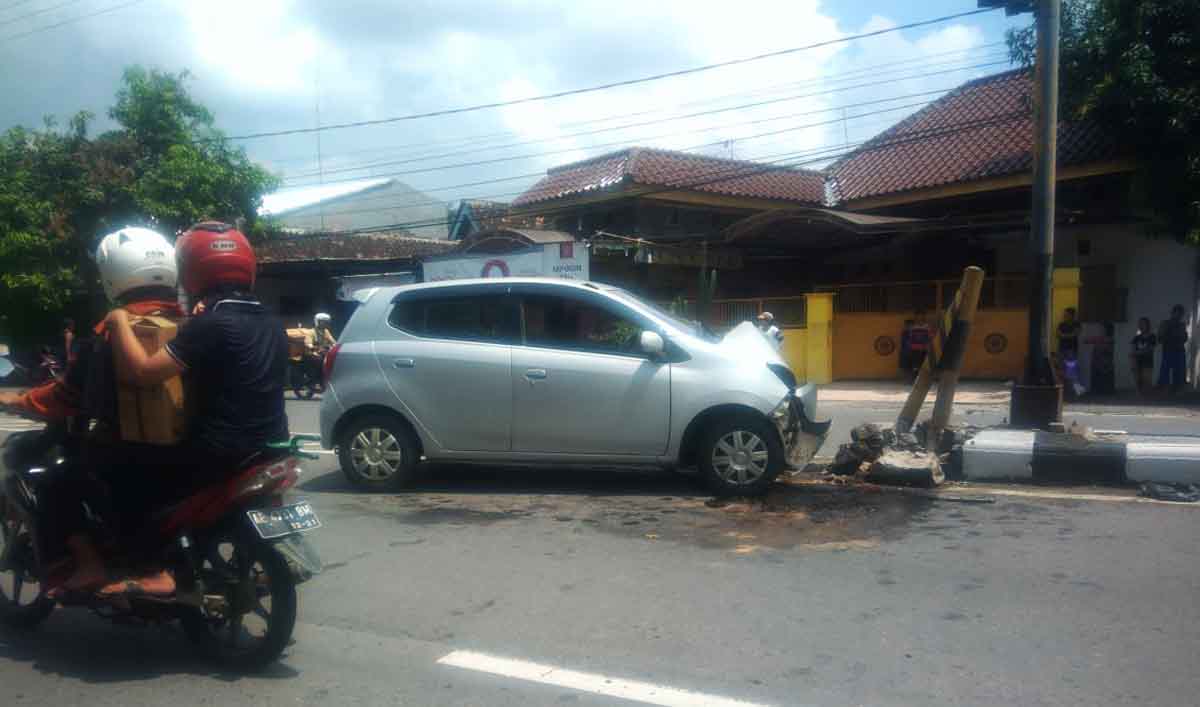 Mobil Daihatsu Ayla menabrak pembatas di Jalan  Raya Madiun-Surabaya.