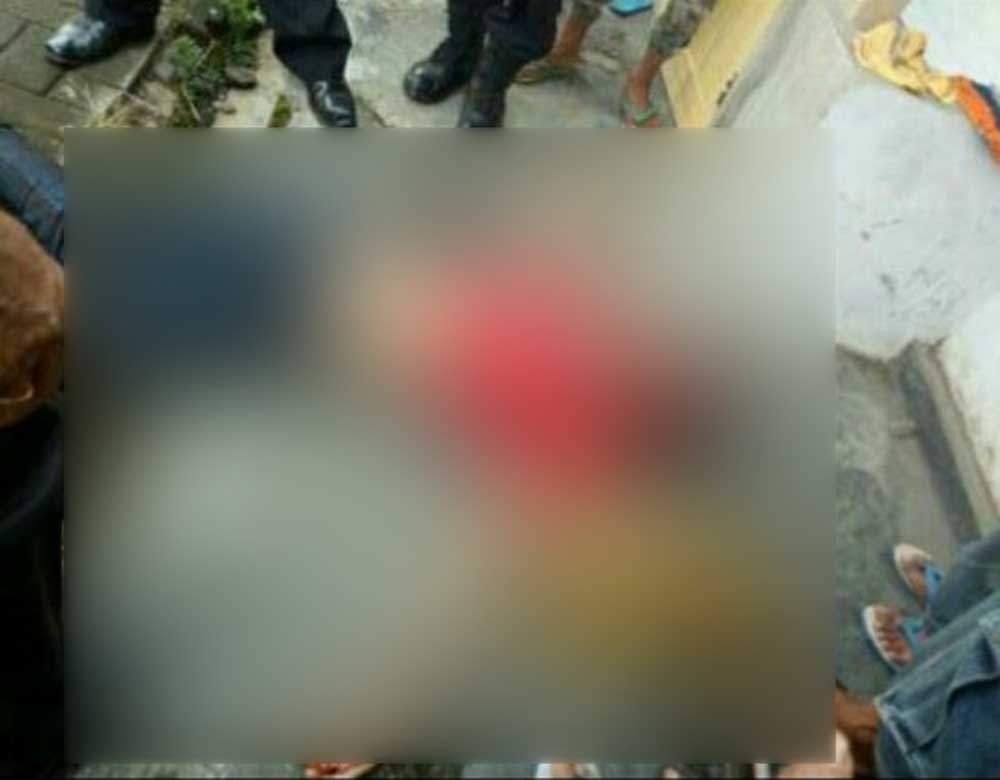 Korban tertabrak kereta Rayhan Fardiansyah, saat akan dievakuasi. 