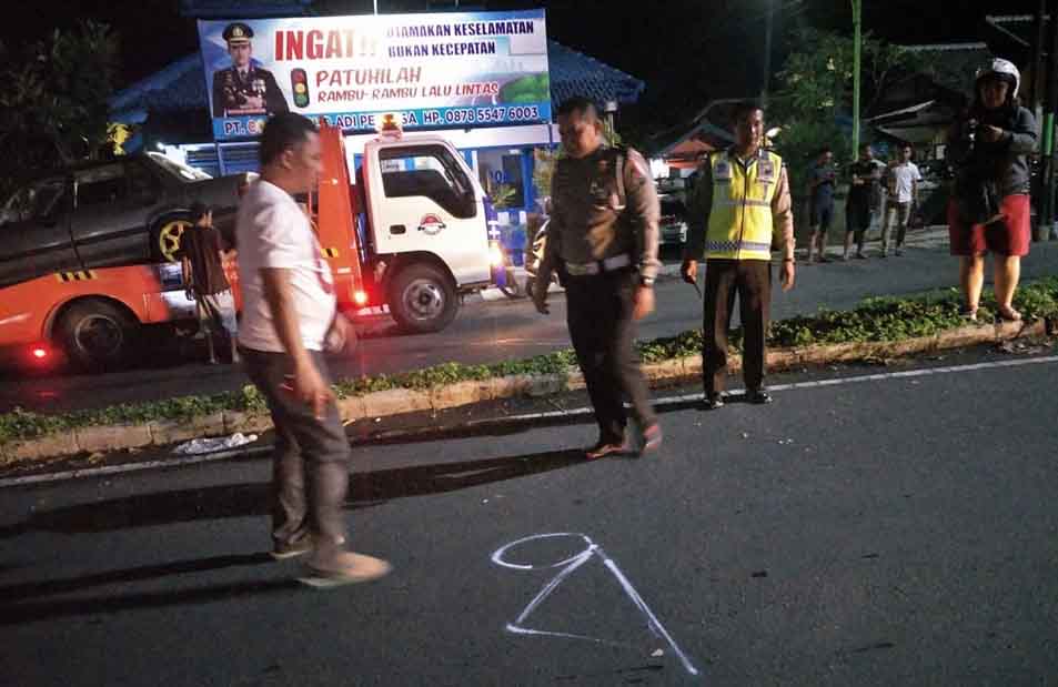 Polisi melakukan olah TKP kecelakaan mobil Honda Civic vs motor di Banyuwangi