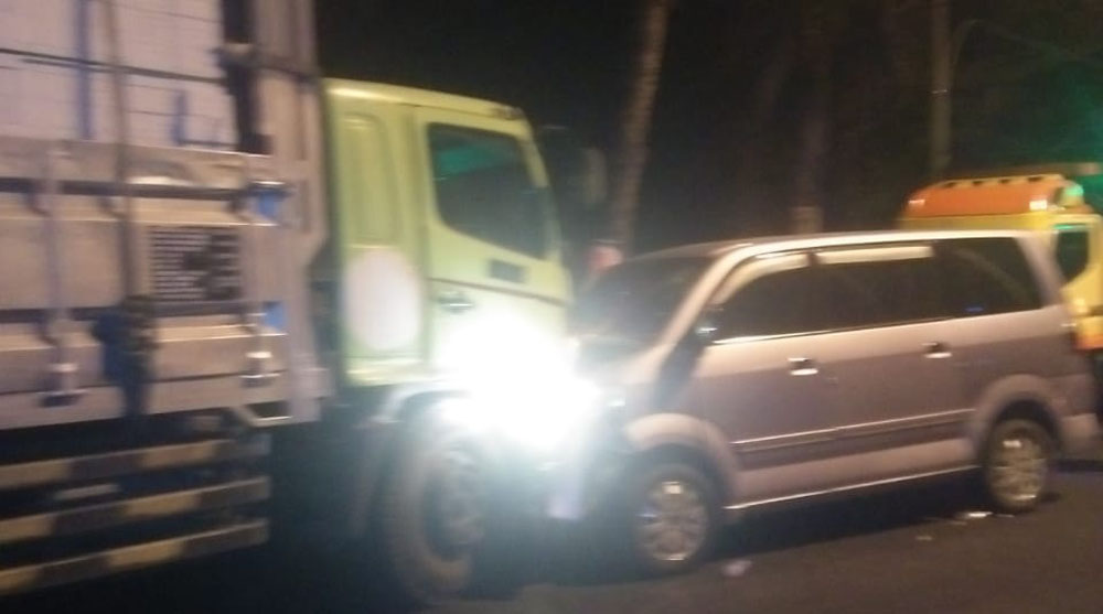 Truk tronton dan mobil korban yang bertabrakan.