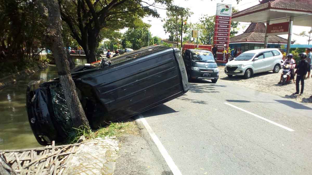 Tabrak Pengendara Motor, Daihatsu Luxio Terbalik Nyaris Nyebur Sungai