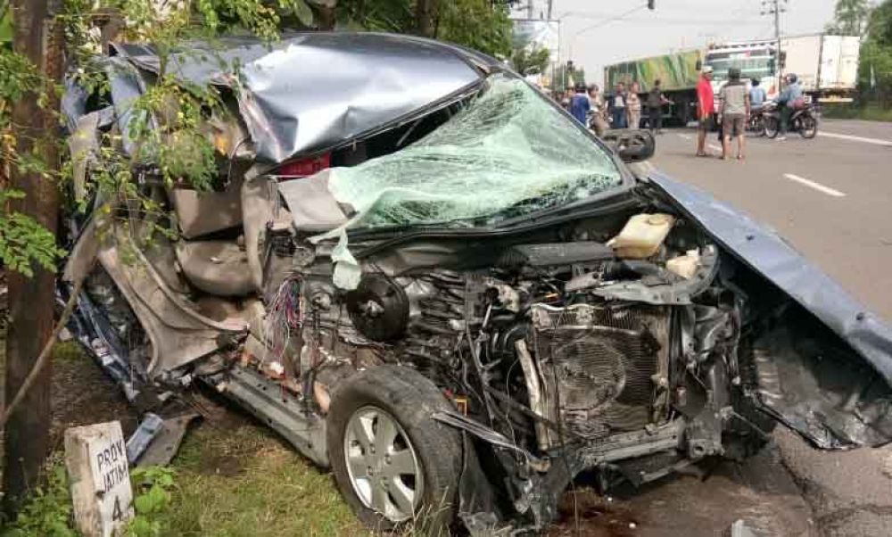 Hancur, Toyota Avanza Tabrak Dua Kendaraan di Mojokerto