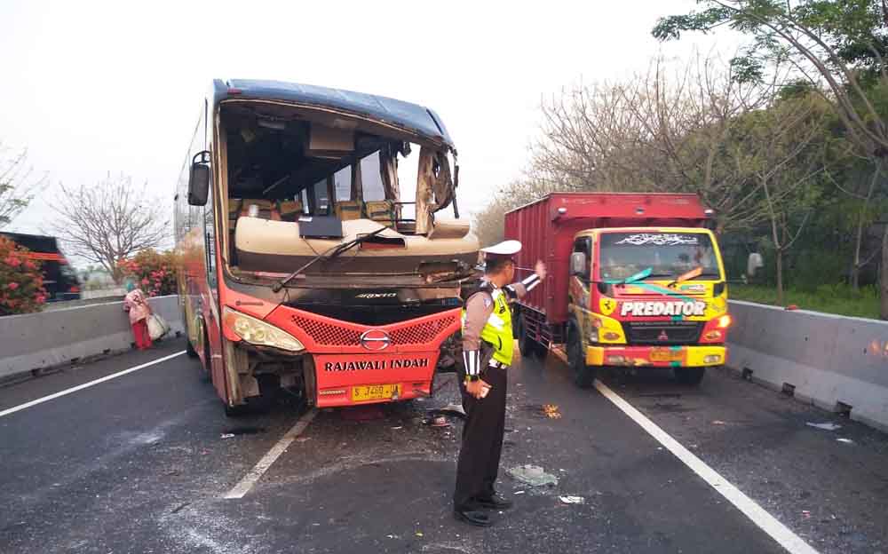 Bagian kiri depan bus rusak setelah menabrak truk