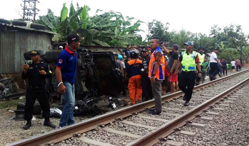 Foto: Penampakan Mobil New Pajero Setelah Disambar KA di Surabaya