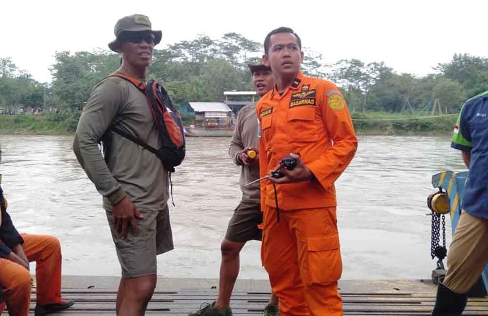 Tim Taifib bersama SAR di lokasi mobil tercebur