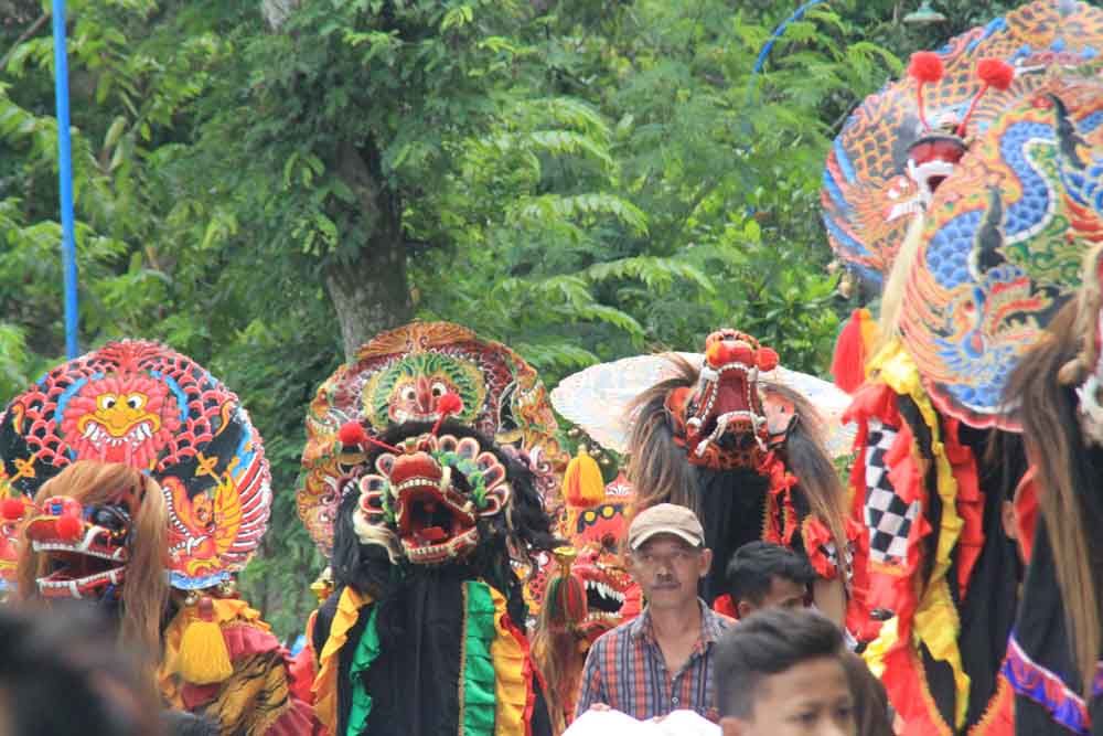 Tumplek Blek, Warga Ikut Kirab Seribu Takir di Ponorogo