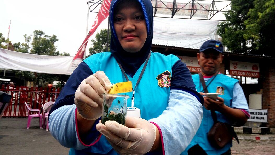 Petugas menunjukkan hasil tes takjil yang mengandung bahan kimia berbahaya/Glorian