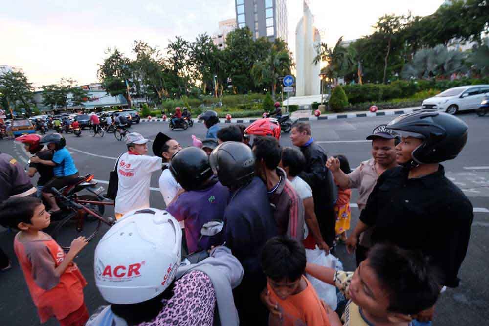 Kilas Berita Hot: Copet di Pembagian Takjil hingga Dua Tas Misterius