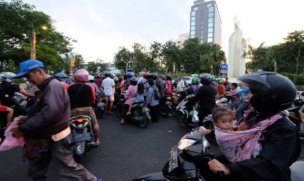 Pembagian takjil di kawasan Monumen Bambu Runcing
