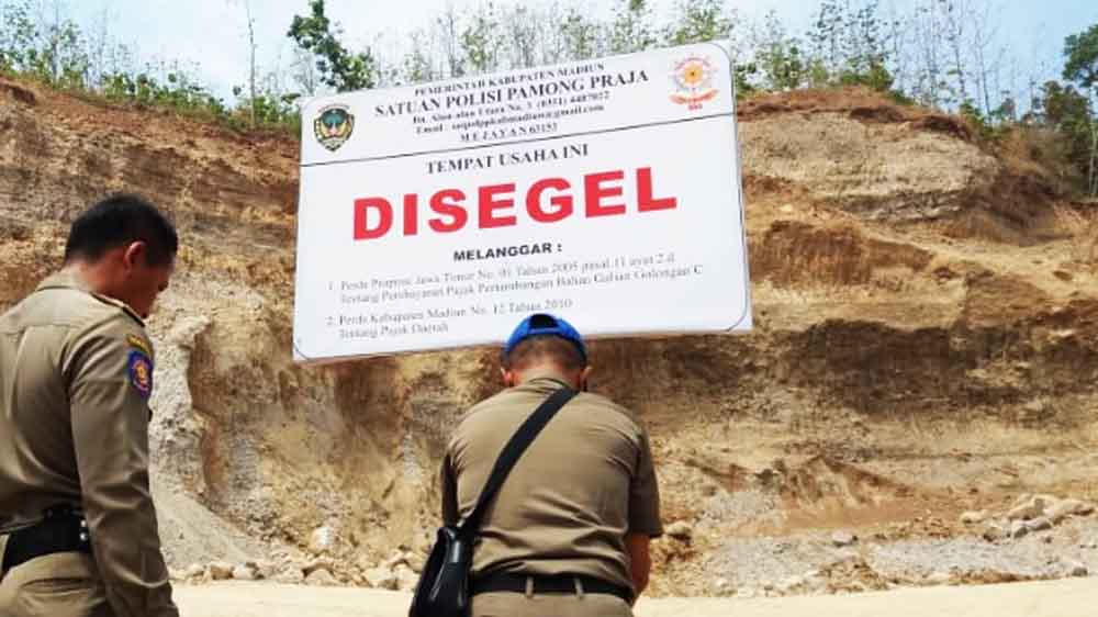 Petugas Satpol PP Kabupaten Madiun menutup tambang pasir dan batu