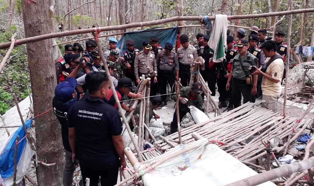 Petugas gabungan menutup lubang tambang emas liar