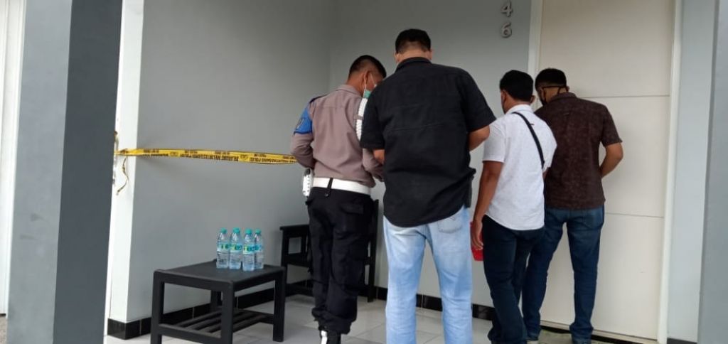 Polisi melakukan olah TKP di sebuah kamar hotel di Gambiran, Banyuwangi.