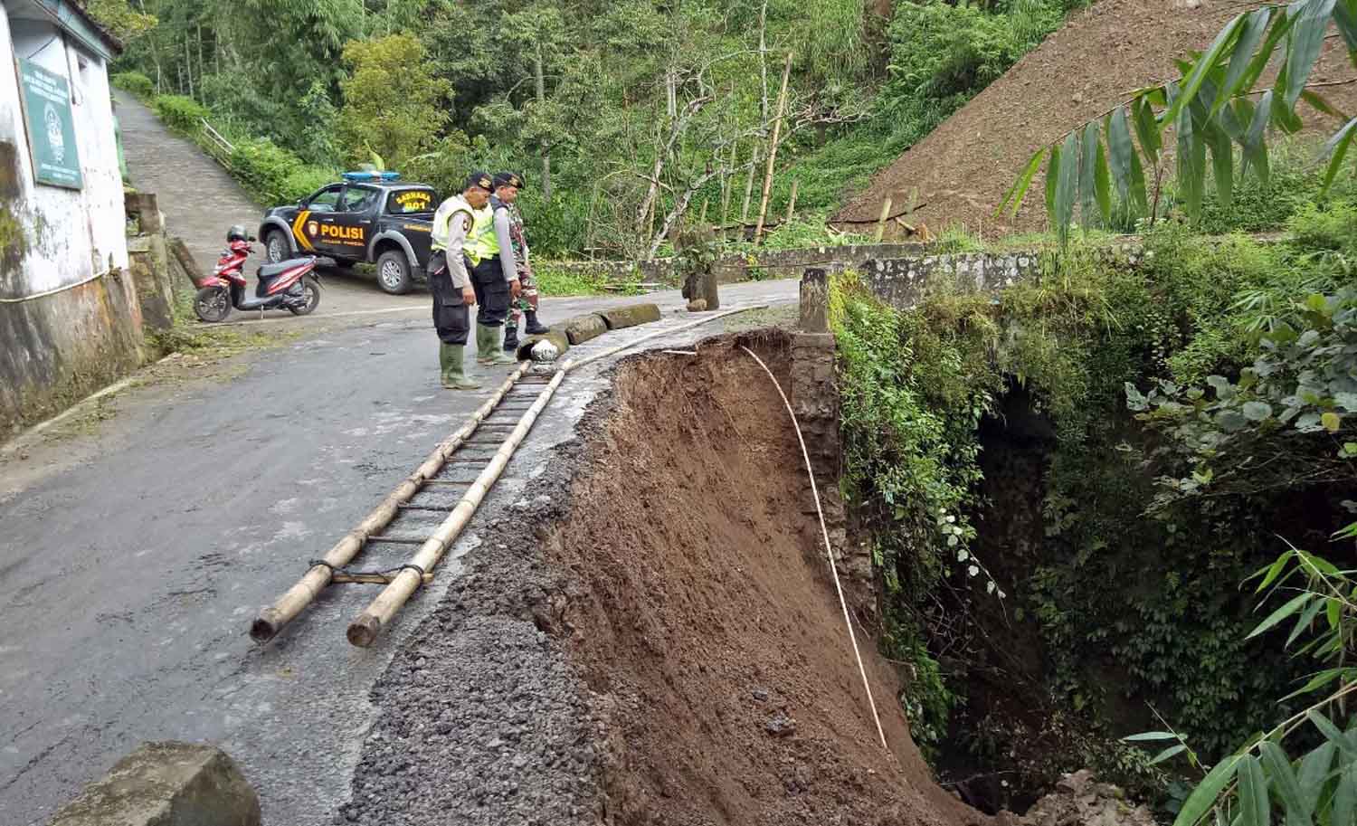 Petugas memeriksa tebing amblas di jalur alternatif Magetan - Wonogiri.