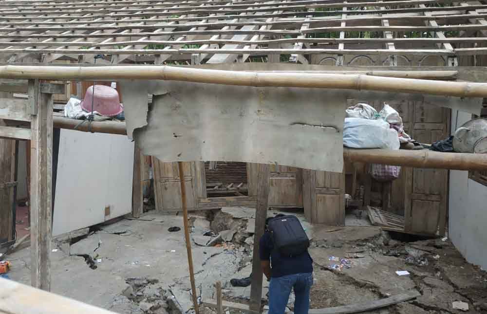 Rumah yang ditinggalkan penghuninya