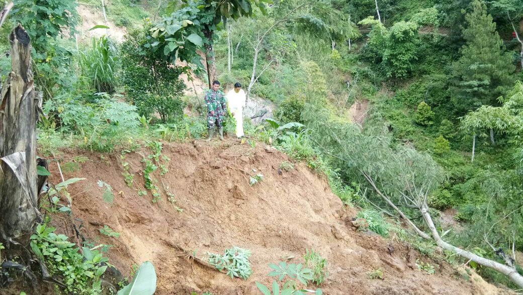 Babinsa saat mengecek retakan tanah di Dusun Gembes, Ponorogo.