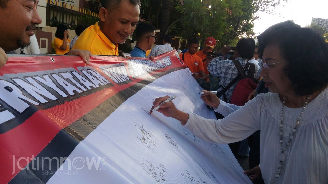 Warga ramai-ramai bubuhkan tanda tangan tolak terorisme dan radikalisme/Arry