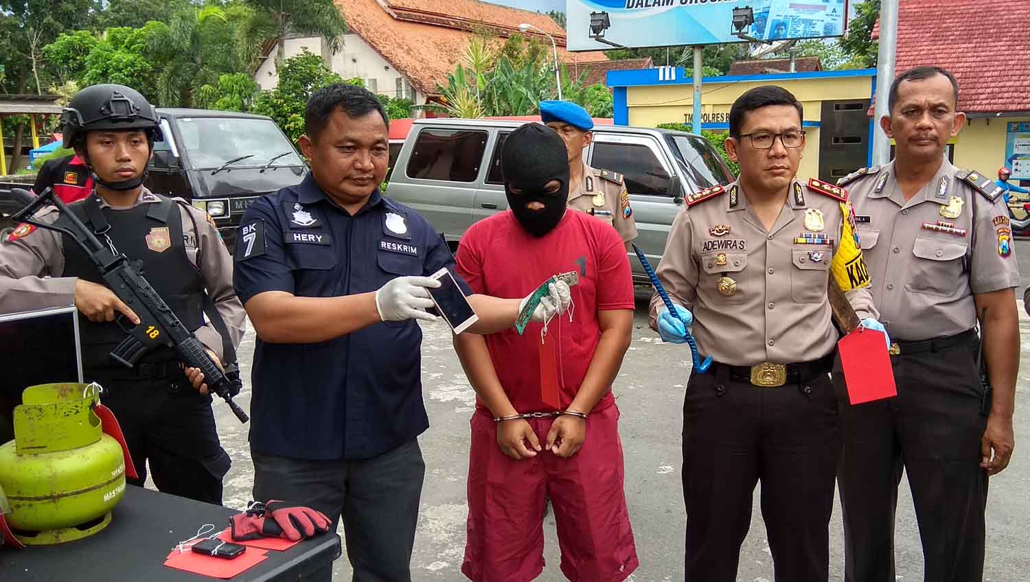 Tersangka saat diamankan di Mapolres Blitar.