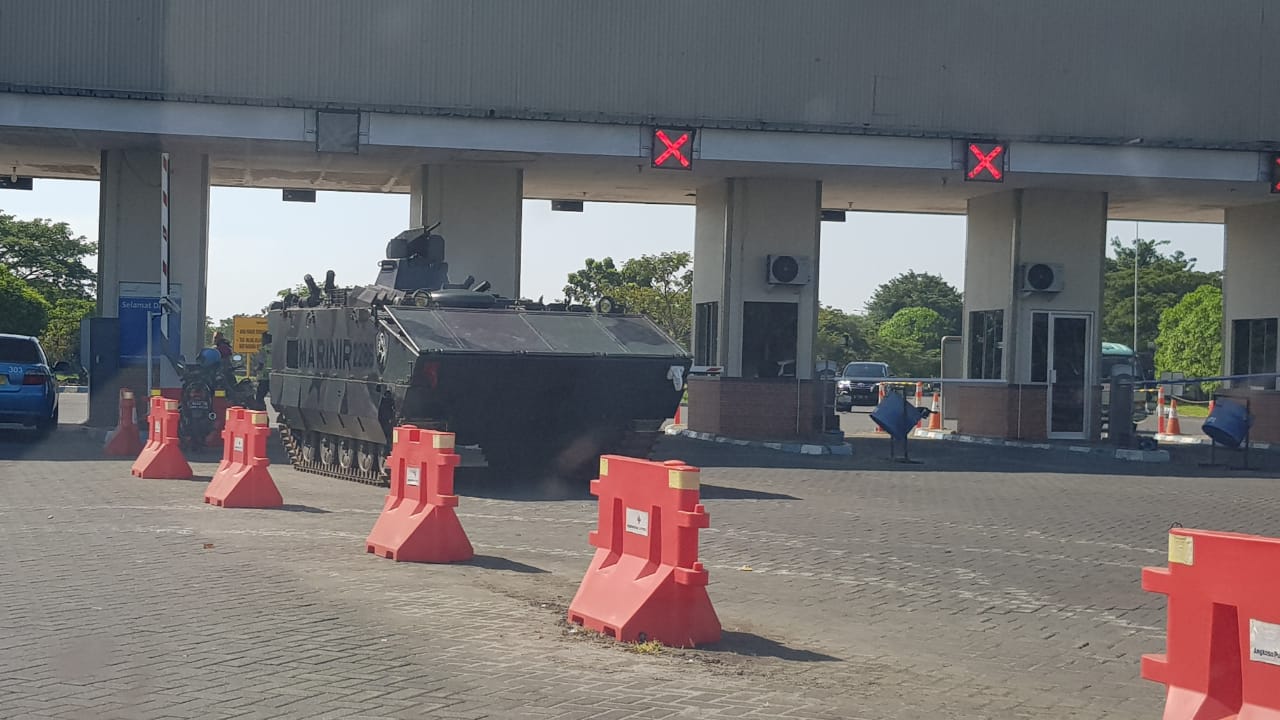 Satu unit kendaraan tempur AMX-10 PAC disiagakan di pintu gerbang bandara.


