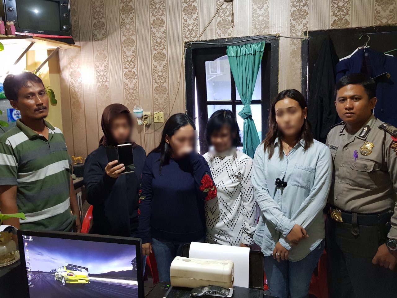 Keempat pelaku digiring ke kantor polisi/Foto: Narendra Bakri