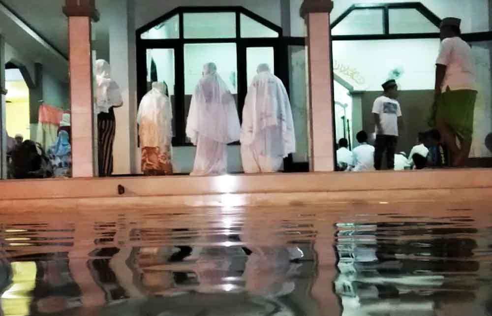 Salat tarawih warga di Mojokerto ditengah kepungan banjir