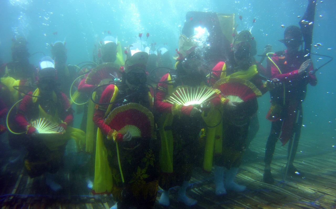 Menengok Lenggak-lenggok Penari Gandrung Pentas di Dasar Laut